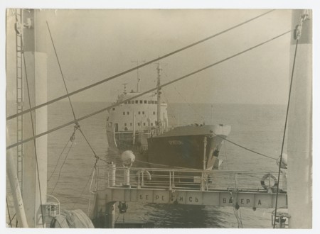 танкер Криптон бункерует БМРТ Антон Таммсааре в Северной Африке -  12 03 1966