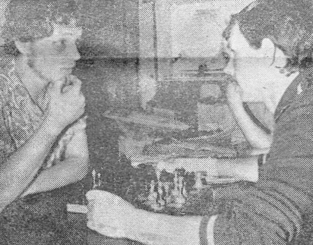 созерцание шахматистов, сражающихся за  честь  своей команды - БМРТ-368  Оскар  Лутс 11 12 1975