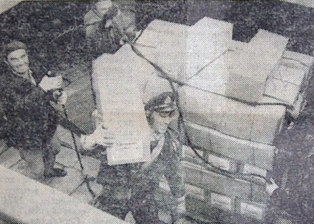 Черных Е.  3-й электромеханик (на первом  плане)  помогает на выгрузке  продукции – ПР Саяны 09 04 1974
