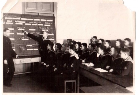 Таганрогская школа юнг, 1948 г. На занятиях в кабинете по морской практике. У доски преподаватель морской практики и курсант Старостенко (очень талантливый, голосистый, очень артистично исполнял "Фрон