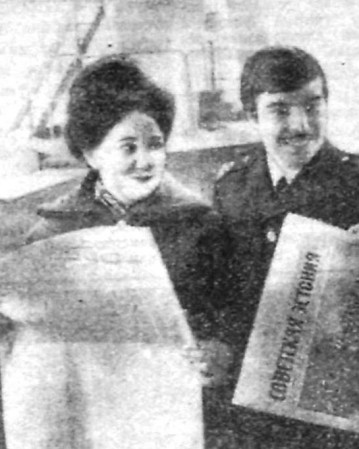 Члены  экипажа читают свежие газеты  - БМРТ-248  Йохан Келер 04 04 1971
