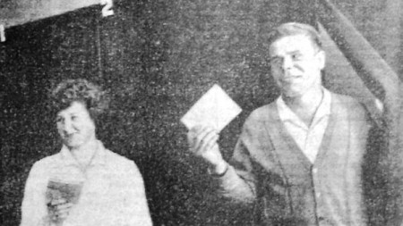 Зинов В.  мастер обработки БМРТ-229 с женой Галиной  Егоровной голосуют 17 июня 1970