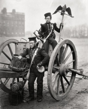 Трубач Джордж Гриттен с российским орлом флагштока, который был доставлен в Англию в качестве военного трофея, 1856 год.
