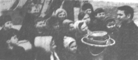 Горбенко Н. 5-й помощник капитана проводит экскурсию по ПБ Станислав Монюшко для школьников 14 ср. школы  01 апреля 1970