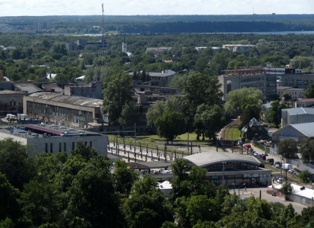 Балтийский вокзал выше слева и пригородных поездов ближе к нам