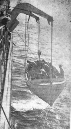 Спуск шлюпки на воду – БМРТ-355 05 02 1966 фото М. Никольского