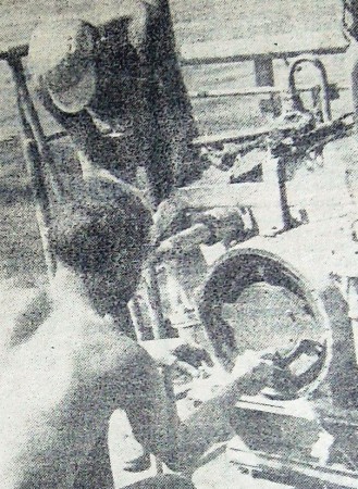 Пыллу Я. стармех и Мянносалу Э. 3-й механик  осматривают тормоза шлюпочной балки БМРТ 474 Оскар Сепре 15 февраля  1972