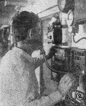 Лехис А. старший    помощник   капитана  передает очередное  распоряжение   капитана. БМРТ 431 август 1967