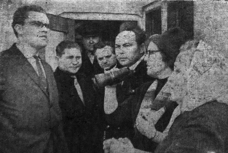 жена Яна Анвельта (справа), его дочь и сын среди моряков плавбазы  Ян Анвельт  - 25 04 1964