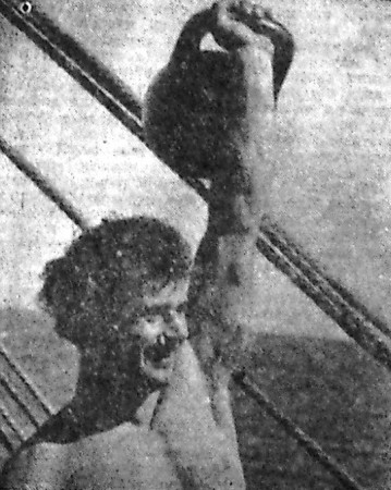На открытой палубе тренируются гиревики - БМРТ-333 23  12 1967