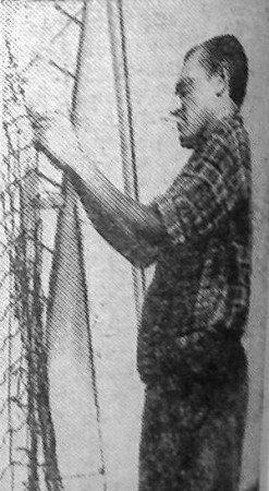 Савельев Валерий матрос-добытчик ремонтирует трал -  БМРТ-555 ФЕОДОР ОКК  10 02 1973