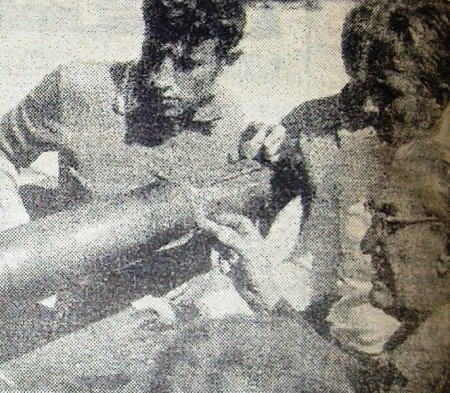 будущие  мотористы на практических занятиях   в  Пярну  на курсах судовых мотористов  в сухом доке 29 января  1972