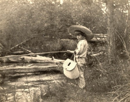 Эрнест Хемингуэй на рыбалке, 1904.