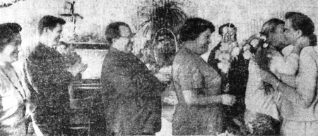 Охлау Анну Алекандровну старшего инженера производственного отдела провожают на пенсию ЭРПО Океан 29 августа 1971