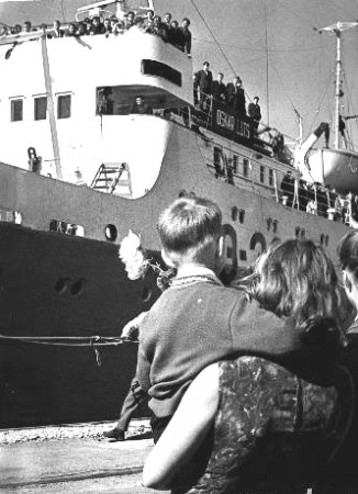 ЭБ-0368 БМРТ Оскар Лутс встречают в порту 1965