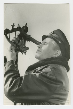 Эйнберг Рейн 4-й помощник занят обсервацией - БМРТ-463 Андрюс Иохани  1969