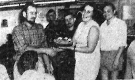 Мешанчук Алексей  матрос получает именной торт в день рождения  – БМРТ-489 Юхан Лийв  03 12 1968