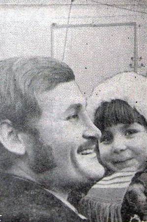 Пащенко Василий  3-й механик БМРТ-604 Рудольф  Сирге с дочерью Наташей - 25 12 1976