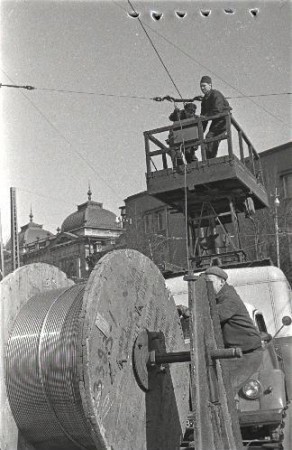 прокладка последниих метров электропроводов ддля троллейбусов  у театра ЭСтония  1965