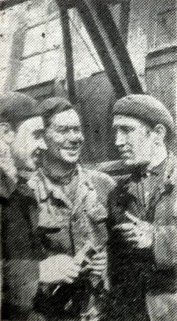 бригада  судоремонтников - (справа)  Н.  Погребняк,  слесари   Н.   Фадеев,  В.   Ворошилов  -  1966  год