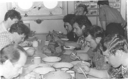 экипаж в столовой -  БМРТ-350  Эвальд Тамлаан  1965
