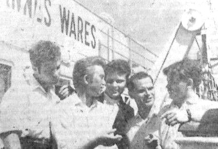 Флегонтов  Юрий  второй  слева   боцман   с   экипажем ПБ    Иоханнес   Варес  -  13 06  1963   год