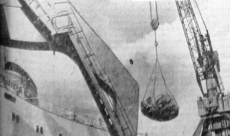 идет разгрузка  рыбной муки в порту Таллин – ТР Бора 24 04 1965
