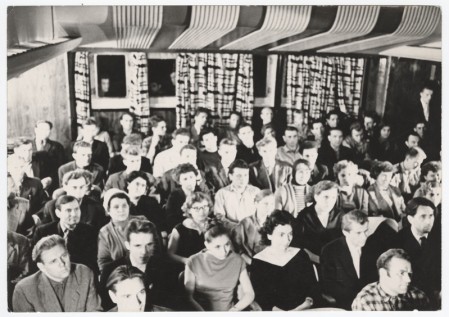 Команда слушает презентацию в холлепб Йоханнес Варес 1965