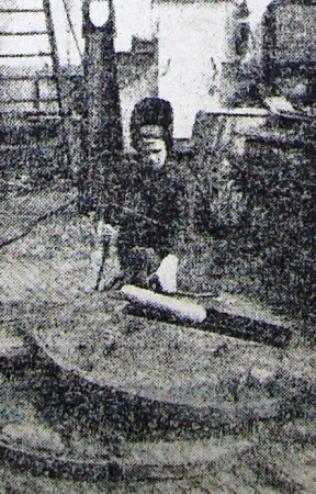 Отс Рейн  сварщик  ремонтирует траловую доску ПР Альбатрос 28 октября 1972