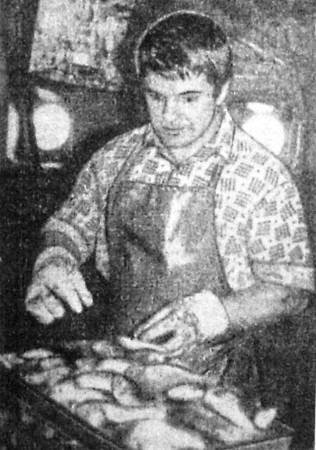 Коротков Э. матрос БМРТ 457 Каарел Лийманд  за фасовкой рыбы   15 сентября 1971