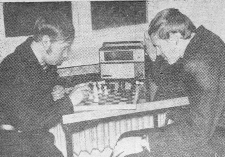 Приятно посидеть за шахматной доской. – ТМШ 03 04 1973