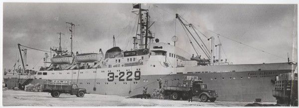 БМРТ-229  Ханс  Леберехт  в  порту  1964  год