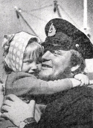 Козенкраниус  Георгий матрос с дочкой Лией  июнь 1968 экипаж БМРТ 368