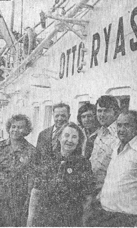 Сальм Линда жена Отто  Рястаса и старый коммунист с 1918 года Леонхард Тийтсен в гостях у экипажа – БММРТ-185  Отто Рястас  21 08 1979