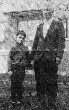 Клименко Григорий Федорович, завхоз,  и его внук Алеша – Эстрыбпром 14 05 1988