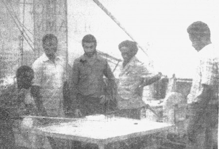 Мавританским морякам,  работающим в  рейсе  на  борту судна, пришлась по душе увлекательная игра Корона -  РTMC-7508  Батилиман 19 01 1984  Фото  И.  Ильинского.