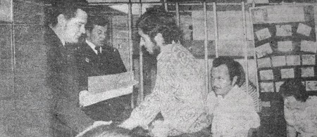 Якупов М.   2-ой    помощник капитана  награждает  грамотой рыбообработчика Виктора Курапова  - БМРТ-183 Рудольф  Вакман 17 12 1974