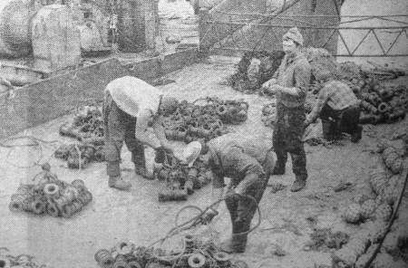 Бунев  мастер добычи с бригадой готовит промвооружение к сдаче в порту - БМРТ-355  АНТОН ТАММСААРЕ  18 09 1973