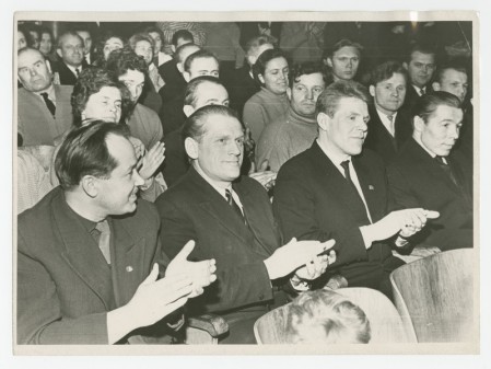 Члены экипажа пб  Иоханнес Варес  слушают выступление Георга Отса 1964