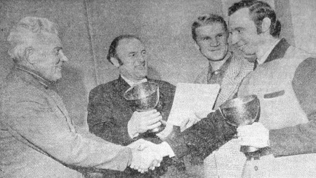 Пяткин  Леонид тренер команды Атлантик (на снимке справа) на вручении кубка города по футболу – ЭРПО Океан 15 11 1973