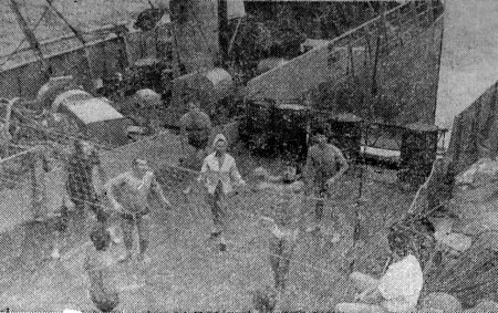 Многие моряки судна увлекаются спортом. Одни больше всего любят играть в волейбол - БМРТ-246 АНТС ЛАЙКМАА – 18 03 1978