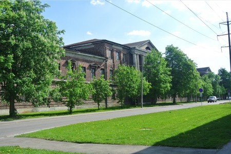 на  улице  Эрика-4  расположены корпуса  бывшего  электротехнического   завода  российского Адмиралтейства  - Арсенал, основанного в 1910  году