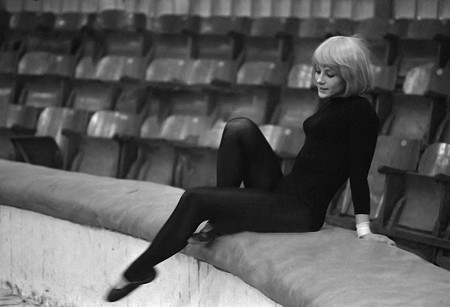 молодая  актриса   Наталья  Варлей на  арене цирка. 1967 год