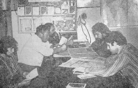 рыбаки БМРТ-253 знакомятся с газетами и журналами, прибывшими с последней почтой - 05 05 1977
