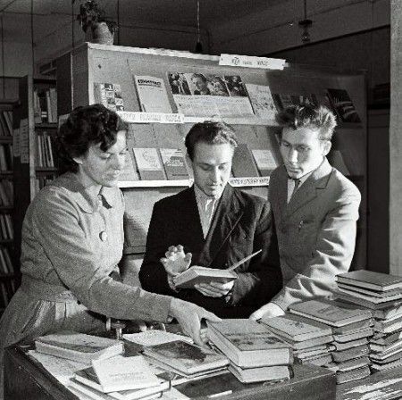 члены экипажа СРТ-4588 выбтрают книги для судовой библиотечки - 1961 год