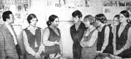 Кузнецова Светлана , ученица 9-в,  знакомит с материалами музея Л. Кульман - 15 средняя школа Таллина 09 09 1971