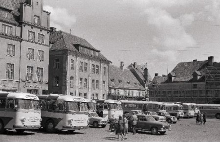 туристические автобусы на Ратушной площади Таллинна 1965