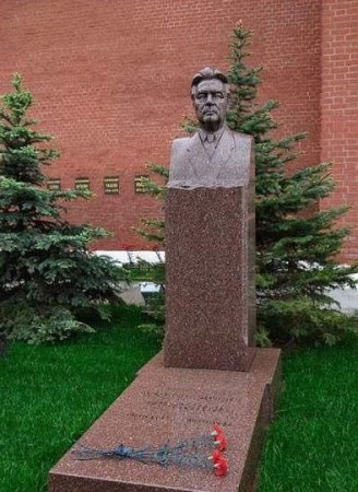 Маршал Советского Союза, четырежды Герой Советского Союза, Герой Социалистического труда, Брежнев Леонид Ильич умер 10 ноября 1982 года.
