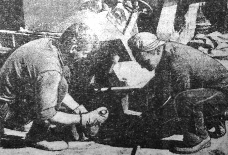 Слесари-ремонтники  за ремонтом крышек клюзов. – БМРТ-250 Яан Коорт  16 05 1972