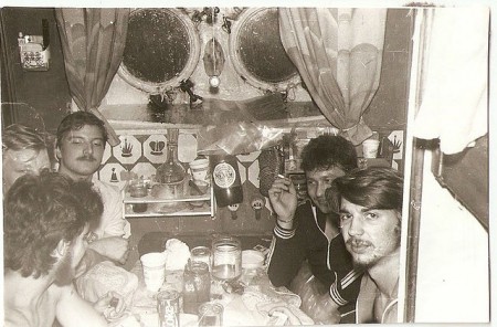 что-то отмечаем в середине рейса - слева Петруха радист, Сергей, Макс и Дмитриев Влад БМРТ-248 Иохан Келлер 1989 год